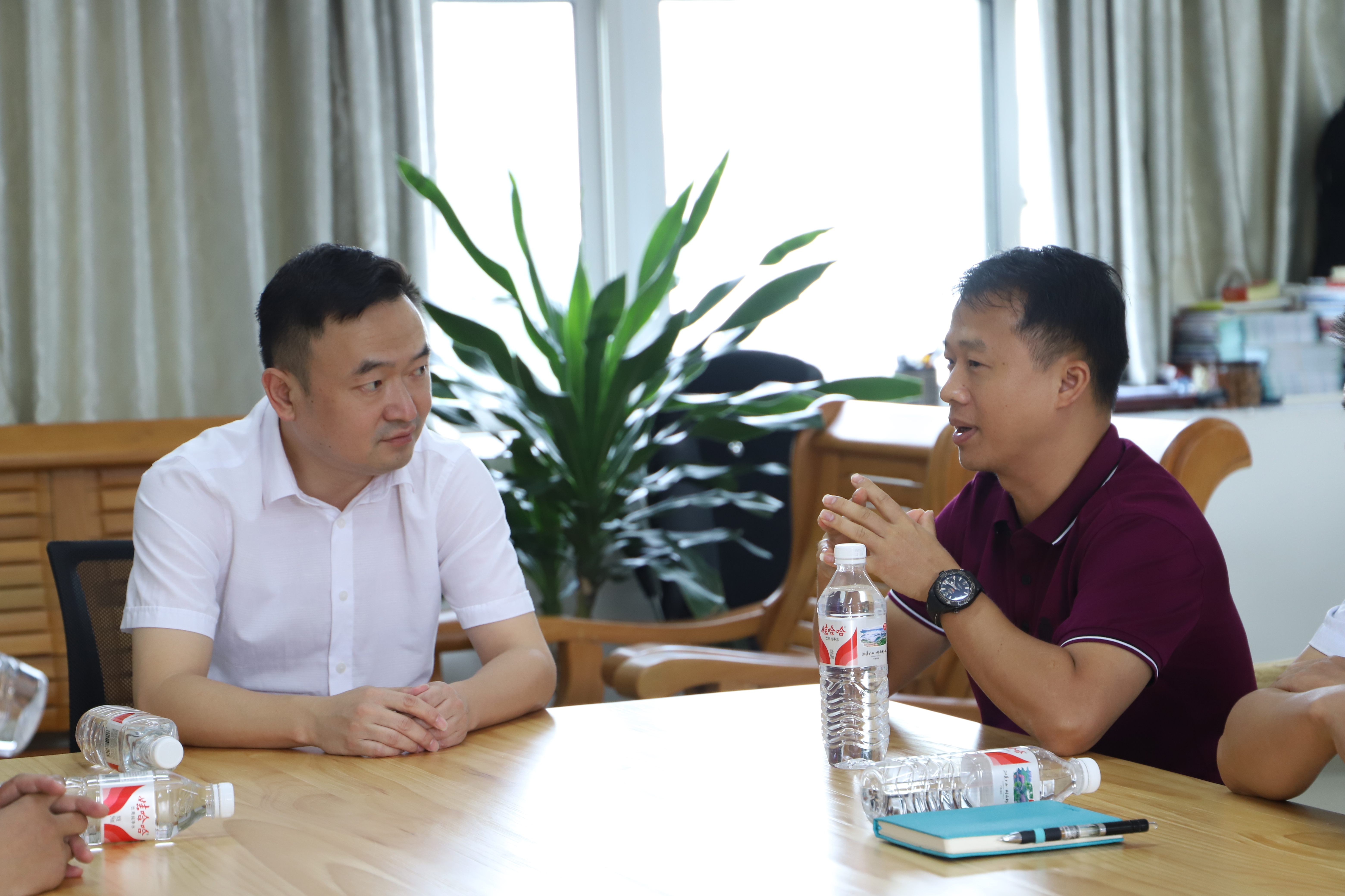 副校长苗剑(左),迈越公司董事长李常青(右)